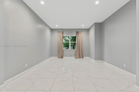 House in Lake Worth, Florida 3 bedrooms, 254.65 sq.m. № 1994979 - photo 5