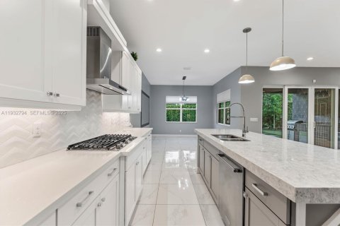 House in Lake Worth, Florida 3 bedrooms, 254.65 sq.m. № 1994979 - photo 14