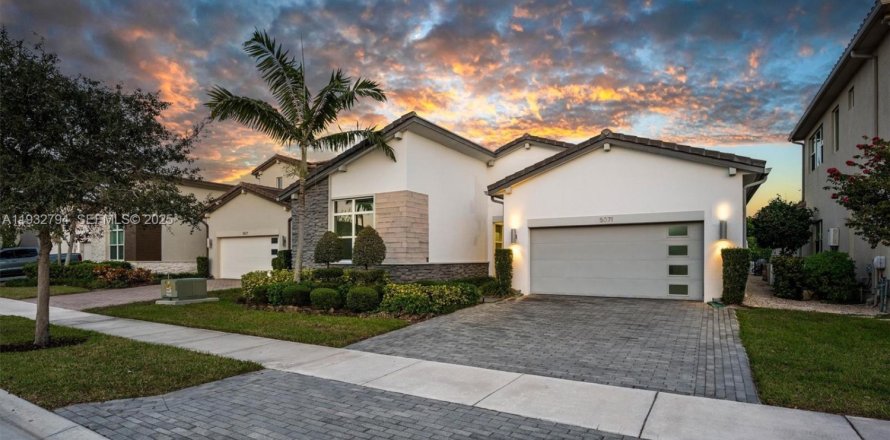 House in Lake Worth, Florida 3 bedrooms, 254.65 sq.m. № 1994979