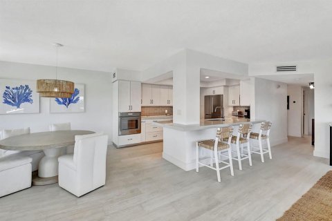 Condo in Delray Beach, Florida, 2 bedrooms № 2382959 - photo 12
