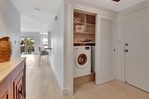 Condo in Delray Beach, Florida, 2 bedrooms № 2382959 - photo 24