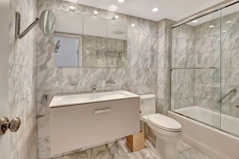 Condo in Delray Beach, Florida, 2 bedrooms № 2382959 - photo 18