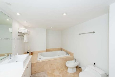 Condo in Key Biscayne, Florida, 3 bedrooms  № 1895833 - photo 17