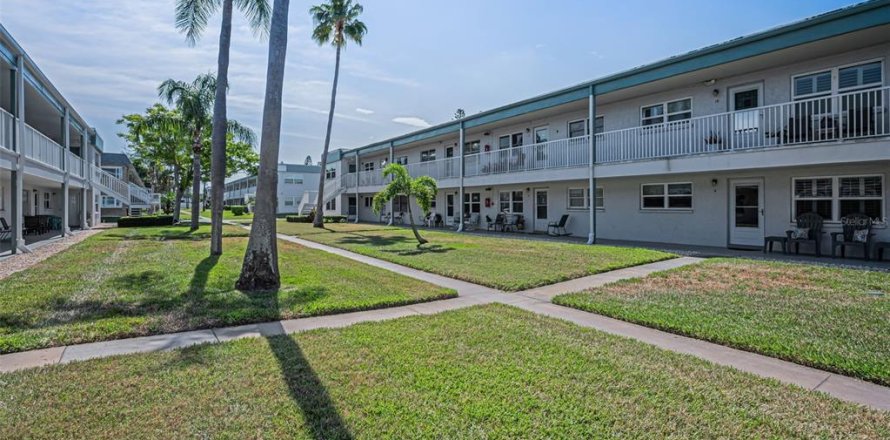 Condominio en Saint Petersburg, Florida, 2 dormitorios № 2148141