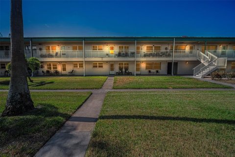 Condominio en venta en Saint Petersburg, Florida, 2 dormitorios, 93.83 m2 № 2148141 - foto 2