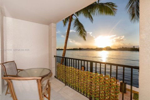 Copropriété à vendre à Sunny Isles Beach, Floride: 2 chambres, 103.68 m2 № 2297665 - photo 2
