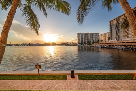 Copropriété à vendre à Sunny Isles Beach, Floride: 2 chambres, 103.68 m2 № 2297665 - photo 3