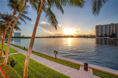 Condo à Sunny Isles Beach, Floride, 2 chambres  № 2297665