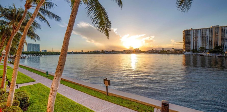 Condo à Sunny Isles Beach, Floride, 2 chambres  № 2297665