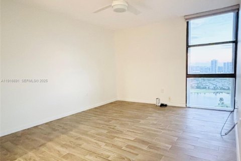 Condo in Aventura, Florida, 1 bedroom  № 1985869 - photo 12
