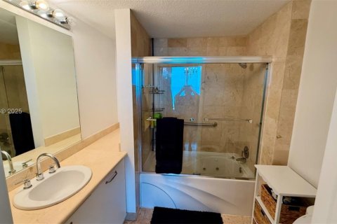 Condominio en alquiler en Miami Beach, Florida, 1 dormitorio, 61.97 m2 № 1647418 - foto 2