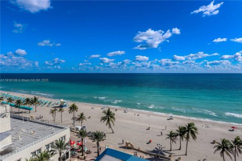 Condominio en venta en Hollywood, Florida, 2 dormitorios, 128.21 m2 № 1974320 - foto 1