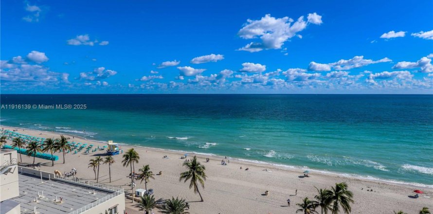 Condominio en Hollywood, Florida, 2 dormitorios  № 1974320