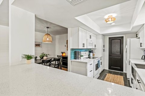 House in Sarasota, Florida 3 bedrooms, 138.98 sq.m. № 699916 - photo 16