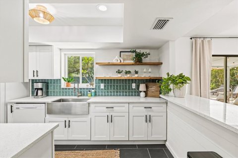 House in Sarasota, Florida 3 bedrooms, 138.98 sq.m. № 699916 - photo 14