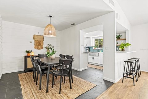 House in Sarasota, Florida 3 bedrooms, 138.98 sq.m. № 699916 - photo 11