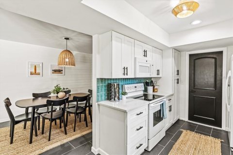 House in Sarasota, Florida 3 bedrooms, 138.98 sq.m. № 699916 - photo 17