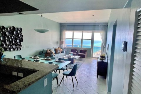 Copropriété à louer à Hollywood, Floride: 2 chambres, 115.94 m2 № 1702551 - photo 2