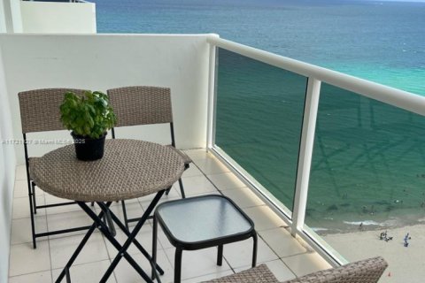 Copropriété à louer à Hollywood, Floride: 2 chambres, 115.94 m2 № 1702551 - photo 3