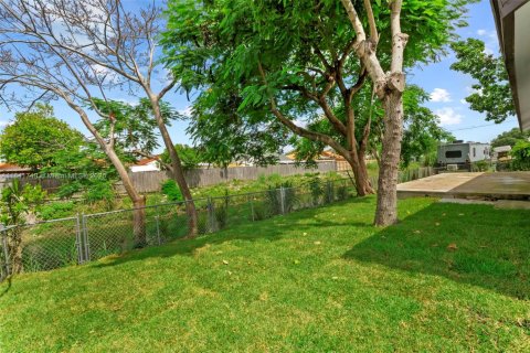 House in Miami, Florida 3 bedrooms, 127 sq.m. № 1832386 - photo 26