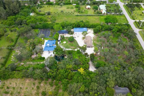 Casa en venta en Homestead, Florida, 6 dormitorios, 270.72 m2 № 1945811 - foto 1