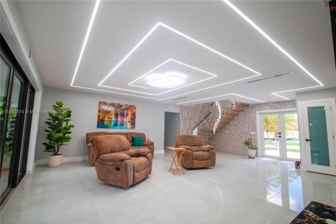 Casa en venta en Homestead, Florida, 6 dormitorios, 270.72 m2 № 1945811 - foto 12
