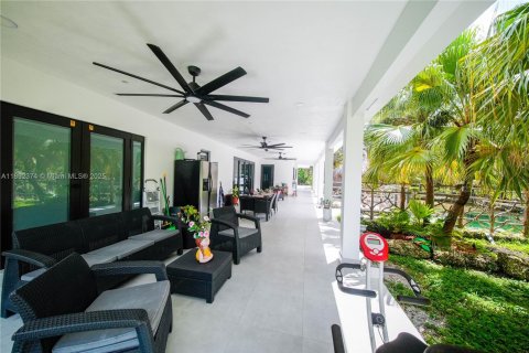 Casa en venta en Homestead, Florida, 6 dormitorios, 270.72 m2 № 1945811 - foto 6