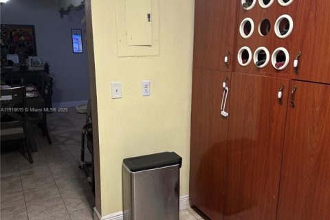 Casa en venta en Miami, Florida, 3 dormitorios, 131.36 m2 № 1973982 - foto 9