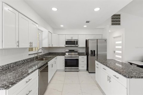 Villa ou maison à louer à North Port, Floride: 3 chambres, 131.36 m2 № 2116462 - photo 7