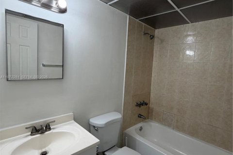 Apartamento en alquiler en Miami, Florida, 2 dormitorios, 3027.68 m2 № 2035945 - foto 10