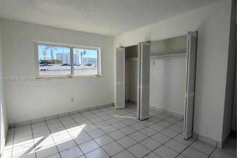 Apartamento en alquiler en Miami, Florida, 2 dormitorios, 3027.68 m2 № 2035945 - foto 9