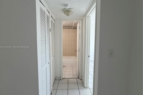 Apartamento en alquiler en Miami, Florida, 2 dormitorios, 3027.68 m2 № 2035945 - foto 11