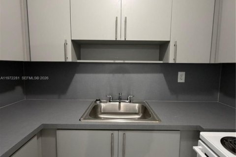 Apartamento en alquiler en Miami, Florida, 2 dormitorios, 3027.68 m2 № 2035945 - foto 2