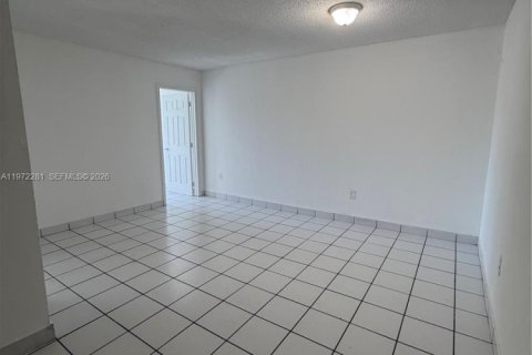 Apartamento en alquiler en Miami, Florida, 2 dormitorios, 3027.68 m2 № 2035945 - foto 6