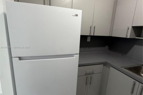 Apartamento en alquiler en Miami, Florida, 2 dormitorios, 3027.68 m2 № 2035945 - foto 3