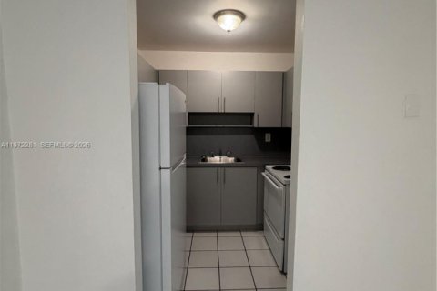 Apartamento en alquiler en Miami, Florida, 2 dormitorios, 3027.68 m2 № 2035945 - foto 4