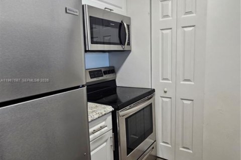 Condominio en alquiler en Miami, Florida, 1 dormitorio, 53.42 m2 № 2048893 - foto 2