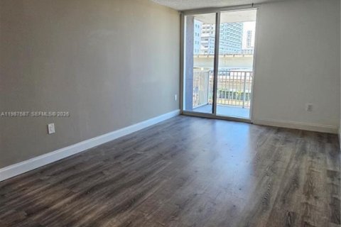Condominio en alquiler en Miami, Florida, 1 dormitorio, 53.42 m2 № 2048893 - foto 5