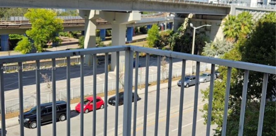 Condominio en Miami, Florida, 1 dormitorio  № 2048893