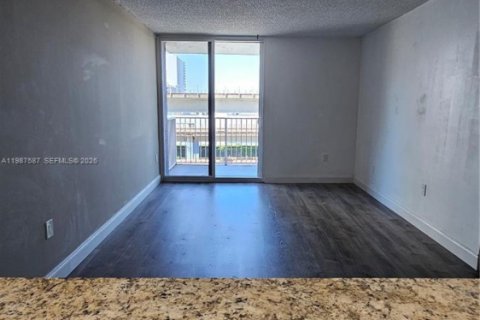 Condominio en alquiler en Miami, Florida, 1 dormitorio, 53.42 m2 № 2048893 - foto 4