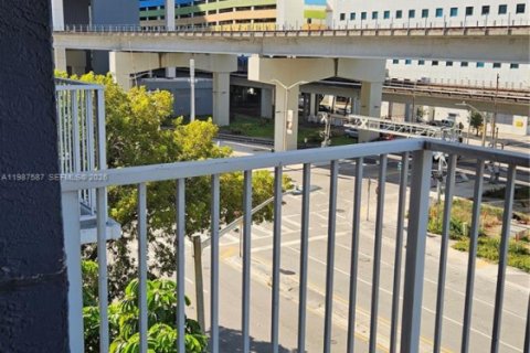 Condominio en alquiler en Miami, Florida, 1 dormitorio, 53.42 m2 № 2048893 - foto 9