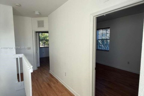 Townhouse in Cutler Bay, Florida 3 bedrooms, 135.54 sq.m. № 2392159 - photo 20