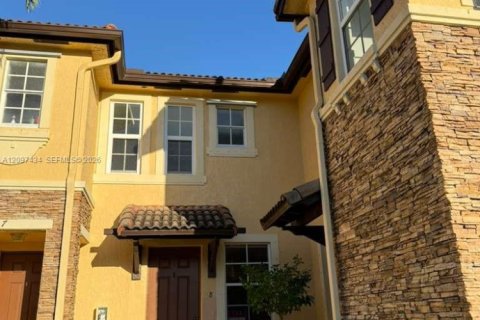 Townhouse in Cutler Bay, Florida 3 bedrooms, 135.54 sq.m. № 2392159 - photo 2