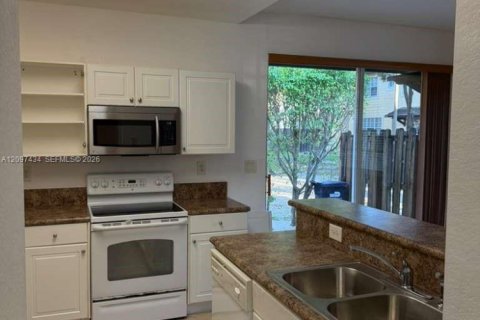 Townhouse in Cutler Bay, Florida 3 bedrooms, 135.54 sq.m. № 2392159 - photo 7