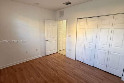 Townhouse in Cutler Bay, Florida 3 bedrooms, 135.54 sq.m. № 2392159 - photo 19