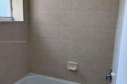 Townhouse in Cutler Bay, Florida 3 bedrooms, 135.54 sq.m. № 2392159 - photo 24