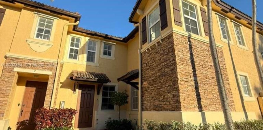 Townhouse in Cutler Bay, Florida 3 bedrooms, 135.54 sq.m. № 2392159