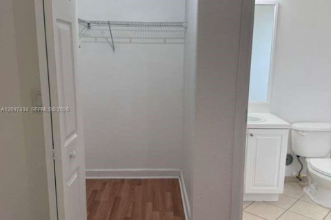 Townhouse in Cutler Bay, Florida 3 bedrooms, 135.54 sq.m. № 2392159 - photo 12