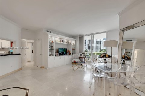 Condo in Miami, Florida, 2 bedrooms  № 1890785 - photo 1