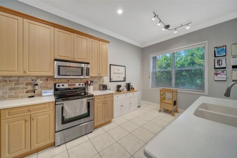 House in Pembroke Pines, Florida 4 bedrooms, 190.82 sq.m. № 2087023 - photo 16